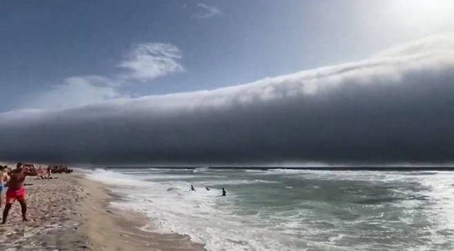 포르투갈 해안가에 나타난 구름 덩어리./ 엑스(X) 캡처