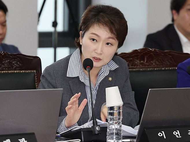 2024년 10월 17일 울산시 중구 한국석유공사에서 열린 국회 산업통상자원중소벤처기업위원회의 한국석유공사 등 12개 기관에 대한 국정감사에서 더불어민주당 이언주 의원이 발언하고 있다.ⓒ연합뉴스