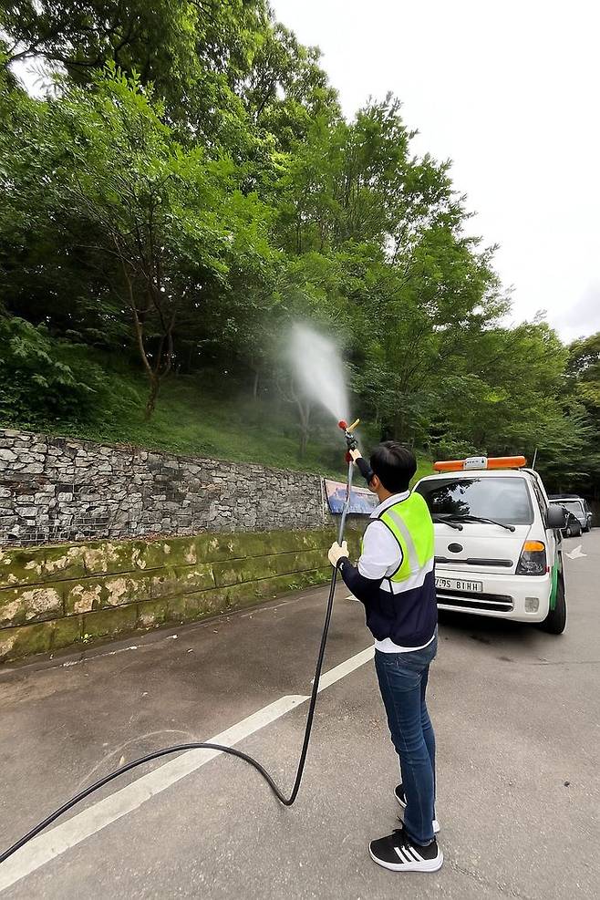 친환경 살수 분무 방역을 진행하는 모습.ⓒ안산시 제공