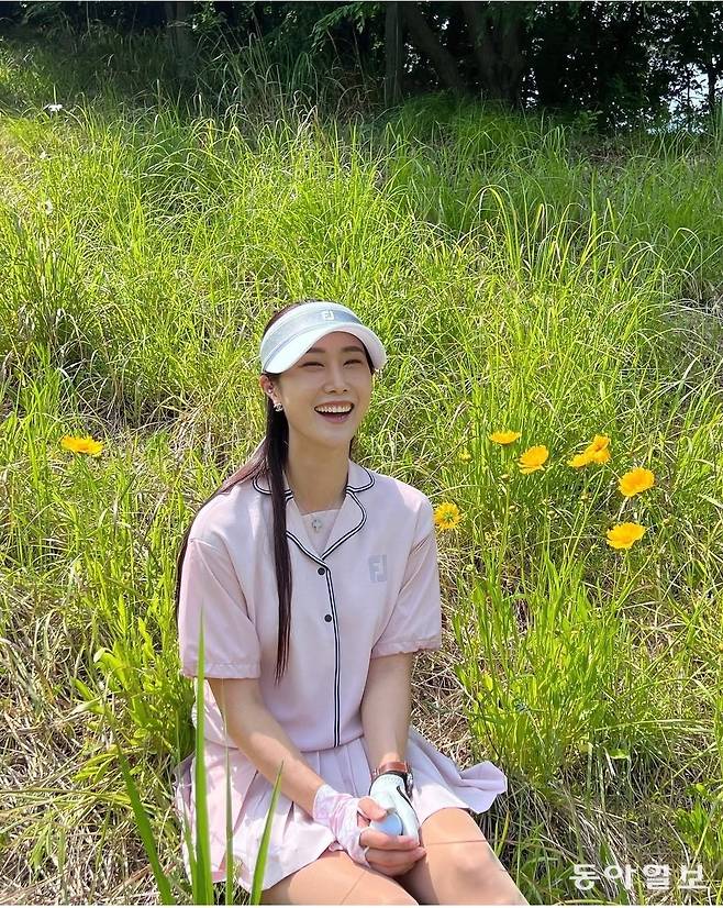 환하고 웃고 있는 김하늘.