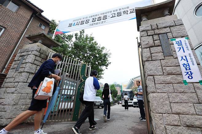 2025년 지방공무원 9급 공·경채 필기시험이 치러진 서울 중구 장충중·고등학교로 응시생들이 들어가고 있다. 2025.6.21 뉴스1