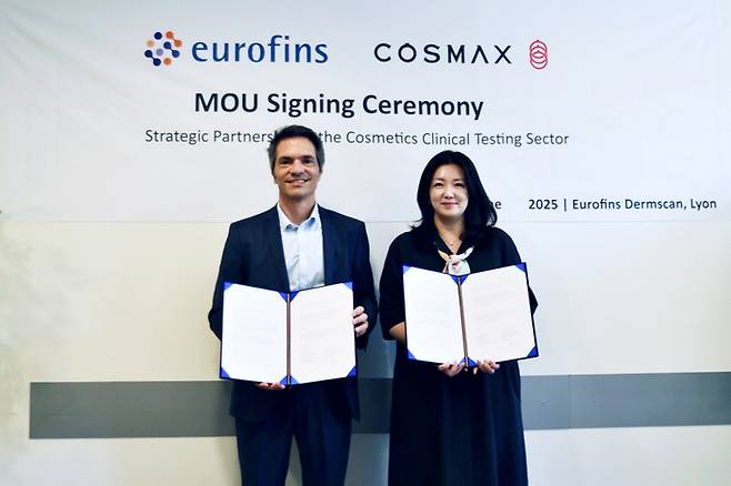 지난달 18일 프랑스 리옹에서 열린 코스맥스와 유로핀즈의 전략적 파트너십 체결식에서 얀 어거스틴 유로핀즈 화장품부문 유럽총괄(왼쪽)과 박새롬 코스맥스 R&I센터 피부임상연구팀장이 기념사진을 찍고 있다.