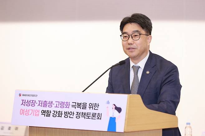 김성섭 중기부 차관은 2일 국회 도서관에서 개최된 '저성장·저출생·고령화 극복을 위한 여성기업 역할 강화 방안 정책토론회'에 참석해 인사말을 하고 있다.