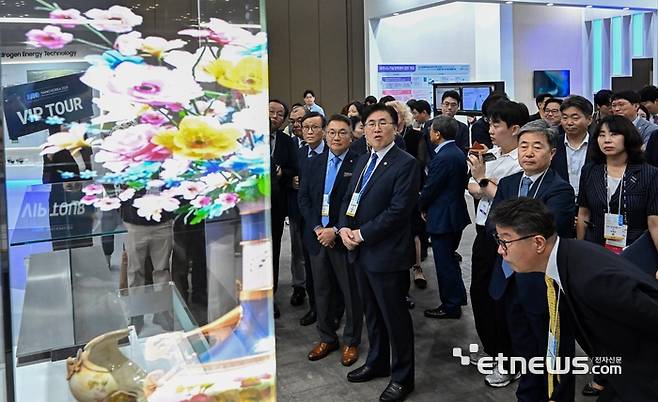 나노코리아2025가 '더 나은 미래를 만드는 나노기술'을 주제로 2일 경기 고양시 킨텍스에서 열렸다. 유상임 과학기술정보통신부 장관을 비롯한 내빈들이 삼성전자의 투명마이크로LED를 살펴보고 있다. 이동근기자 foto@etnews.com