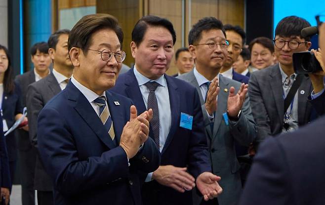 이재명 대통령이 지난달 20일 울산 울주군 울산전시컨벤션센터에서 열린 인공지능(AI) 글로벌 협력 기업 간담회 뒤 최태원 회장과 AI 제품·서비스 시연을 참관하고 있다. (대통령실 제공. 재판매 및 DB 금지) 2025.6.20/뉴스1 ⓒ News1 박지혜 기자 /사진=뉴스1