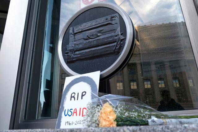 미국 대외 원조기구인 국제개발처(USAID)의 워싱턴 청사 앞에 2월 7일 기관 폐지를 추모하는 메시지가 놓여 있다. 미국 국무부는 1일 USAID의 업무를 공식 중단했다. 워싱턴=AP 연합뉴스