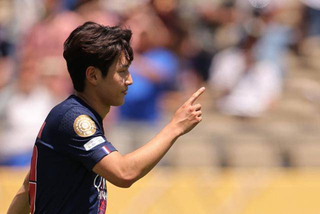 파리 생제르맹의 이강인이 지난달 16일 미국 로스앤젤레스(LA)의 로즈볼 스타디움에서 열린 아틀레티코 마드리드와의 2025 클럽월드컵 B조 조별리그 1차전에서 후반 교체 투입돼 그라운드를 누비고 있다. LA=로이터 연합뉴스