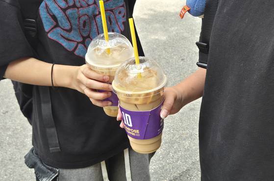 1일 오후 2시 50분쯤, 서울 서초구 반포동 학원가에서 조시현(14)양이 학원에 가기 전 친구와 함께 커피를 마시고 있다. 전율 기자