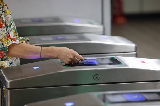 서울 지하철역 개찰구에서 교통카드를 찍고 있는 시민 자료사진. 연합뉴스