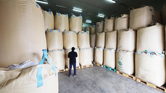 2023년 4월 4일 경기도 용인시농협쌀조합공동사업법인 저온저장고에서 관계자가 보관 중인 쌀을 살펴보고 있다. 연합뉴스