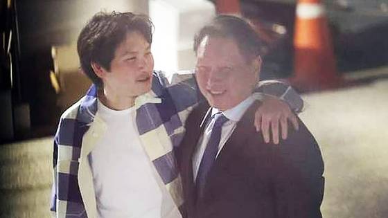 지난해 서울 강남구 한 식당 앞에서 최태원(오른쪽) SK그룹 회장이 장남 인근씨와 어깨동무를 한 모습. 사진 온라인 커뮤니티 캡처