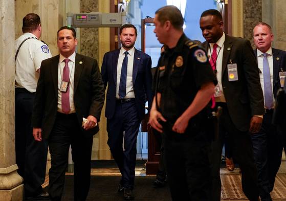 JD 밴스 미국 부통령이 1일(현지시간) 미국 워싱턴 의회에서 입장하고 있다. 밴스 부통령은 이날 상원에서 '크고 아름다운 법안'이 찬반 50 대 50으로 갈리자 상원 의장 자격으로 투표에 참가해 법안을 통과시켰다. 로이터=연합뉴스