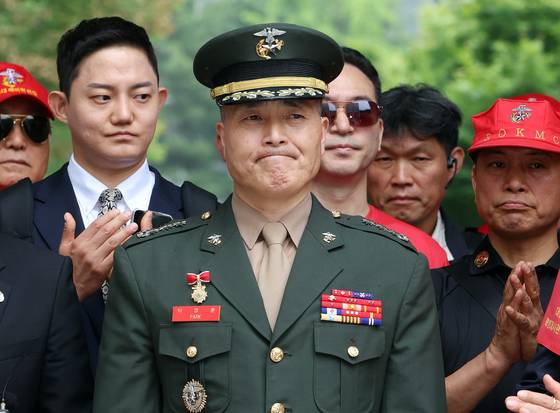 박정훈 대령이 지난달 27일 오후 서울 서초구 고등법원에서 열린 상관명예훼손 등 2심 공판에 출석하며 기자회견을 하는 모습. 뉴스1