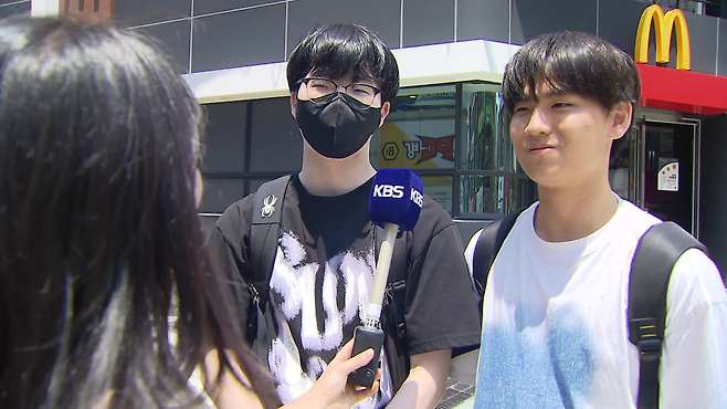 대학교 2학년 재학생 이동현 씨(좌)·정승민 씨(우)