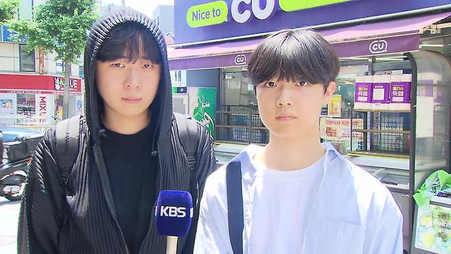 대학교 1학년 재학생 정태희 씨(좌)·안도준 씨(우)