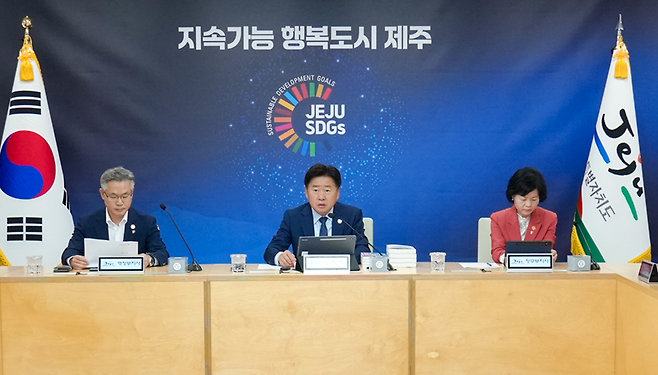 지난달 16일 제주도청에서 열린 주간혁신성장회의에서 오영훈 지사는 최근 제주 해상에서 폐어구에 걸린 남방큰돌고래 구조가 지연되는 상황에 대해 강한 우려를 표하며 “해양생태계 보호는 인류의 책임인 만큼 남방큰돌고래 구조를 위해 제주도가 적극적으로 나서겠다”고 밝혔다. (사진=제주도)