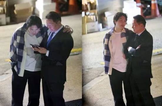 최태원 SK그룹 회장이 서울 강남구 한 식당 앞에서 장남인 최인근씨와 어깨동무를 한 채 대화하는 모습 포착됐다./사진=온라인커뮤니티