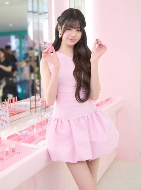 어뮤즈 프리오픈 행사에 참석한 모델 장원영. 출처: 어뮤즈