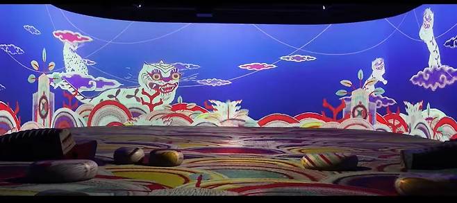 <케이팝 데몬 헌터스>에는 호랑이, 노리개, 갓 등 전통문화 요소가 등장한다. 사진은 디지털실감영상관 ‘어흥, 호랑이-용맹하게, 신통하게, 유쾌하게’ 전경. 국립중앙박물관 제공