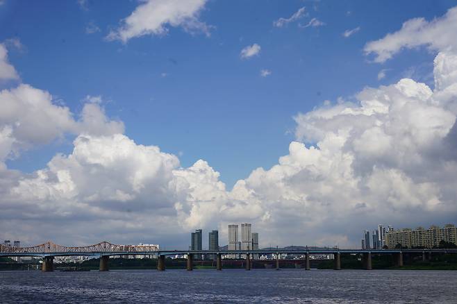 The cityscape of Seoul as seen from the Han River bus (Lee Si-jin/The Korea Herald)