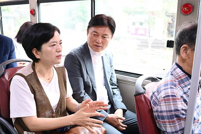 조용익 경기 부천시장이 1일 민선 8기 3주년 당일 첫 일정으로 출근길 버스에 올라 시민과 대화를 나누고 있다. 부천시 제공