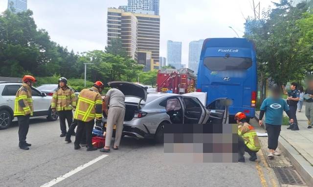 2일 오전 인천 연수구 송도동 한 도로에서 택시가 버스를 뒤에서 들이받고 멈춰서있다. 인천소방본부 제공