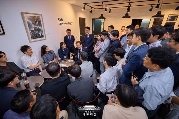 ▲지난달 10일 대통령실 출입기자들과 대화 중인 이재명 대통령. 사진=대통령실