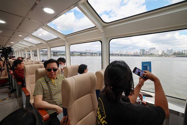 한강버스가 정식 취항을 앞두고 시범운항에 나선 1일 시민들이 기념사진을 찍으며 즐거운 시간을 보내고 있다. <이승환 기자>