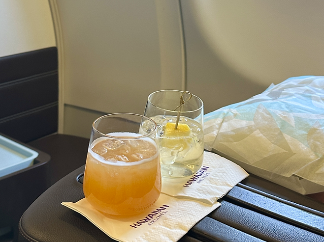 하와이안항공 시그니처 칵테일 마이타이(오른쪽). /사진= 강예신 여행+ 기자
