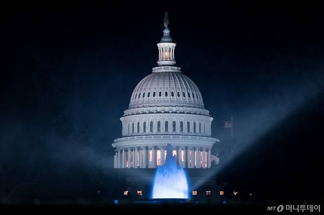 1일(현지시간) 새벽 미국 수도 워싱턴 DC에 위치한 의회 의사당에 환하게 불이 켜져 있다. 상원 공화당 지도부는 오는 4일 독립기념일 이전에 도널드 트럼프 대통령의 이른바 '하나의 크고 아름다운 법안'(메가법안)의 의회 통과를 목표로 마라톤 투표를 진행하고 있다. /워싱턴DC AFP=뉴스1