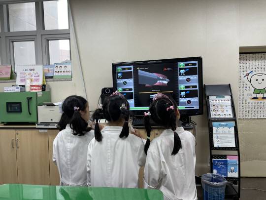 어린이들이 스마트 칫솔질 체험교육을 받고 있다. 사진은 해당 기사와 직접 관련 없음. 광진구청 제공