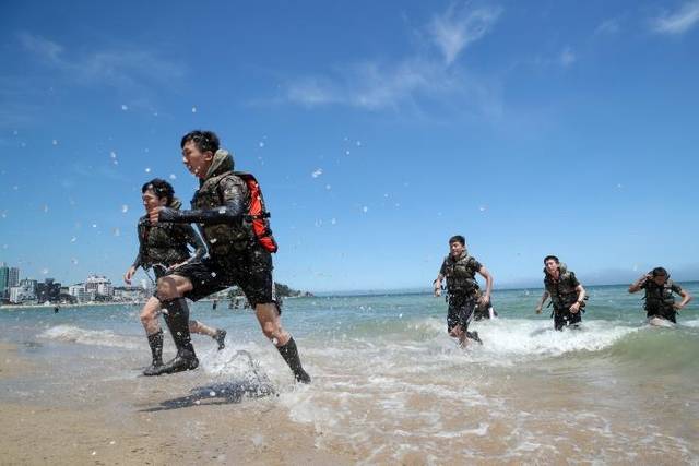 바다에 입수했다 복귀하는 육군 장병들. 국방일보제공