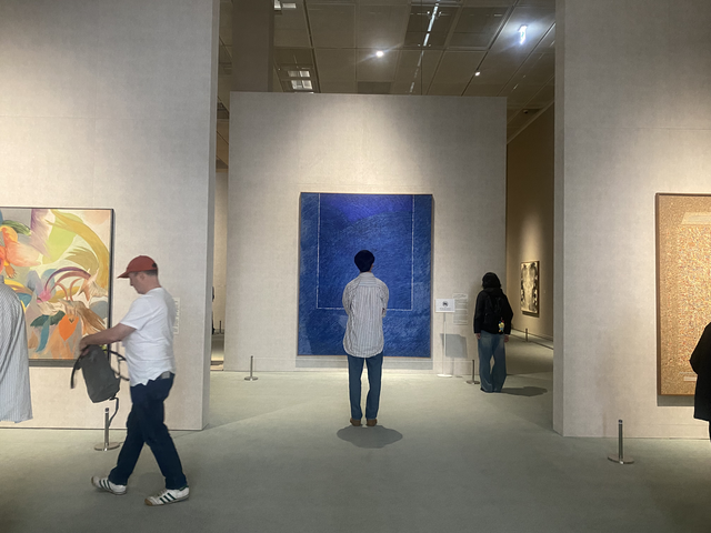 국립현대미술관 서울관에서 열리고 있는 ‘한국현대미술 하이라이트’에서 한 관람객이 김환기의 ‘산울림’(1973)을 감상하고 있다. 국립현대미술관 제공