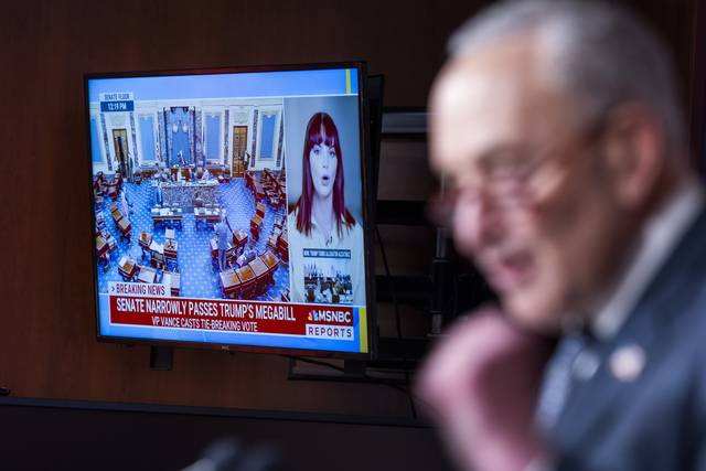 美민주당, 감세법안 입장 발표 : 척 슈머 미국 민주당 상원 원내대표가 1일 감세 법안 상원 통과 내용이 보도되는 TV 화면 앞에서 취재진에게 관련 입장을 밝히고 있다. EPA 연합뉴스