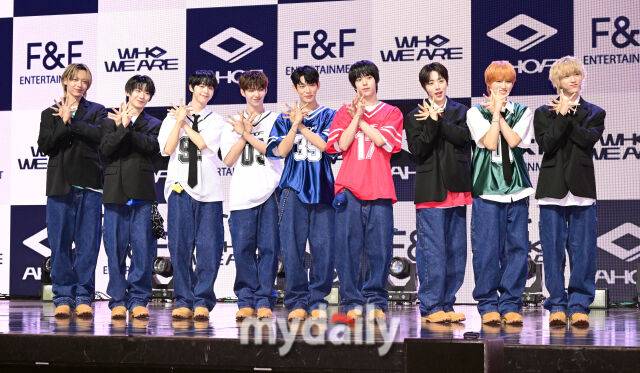 그룹 아홉(AHOF)이 시그니처 포즈를 취하고 있다. / 사진 = 유진형 기자 (zolong@mydaily.co.kr)