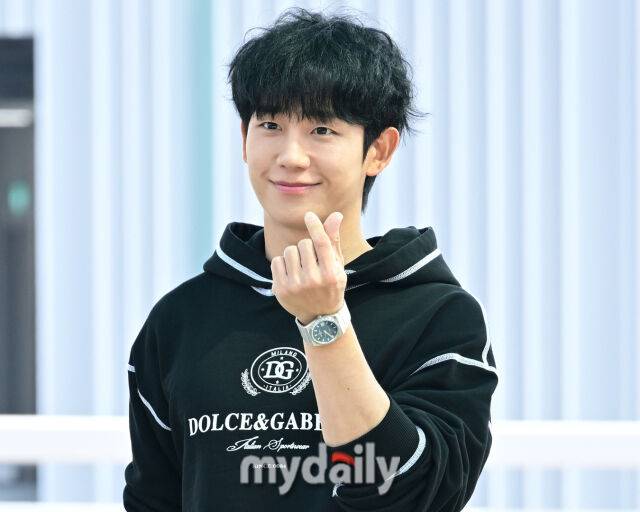 정해인이 프랑스 패션쇼 참석차 인천 공항에서 출국 준비를 하고 있다. / 마이데일리 DB