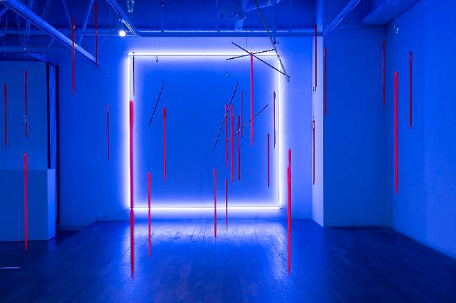 노세환, 'A Huge Needle in a Haystack(건초 속 거대한 바늘)', FRP(유리섬유강화플라스틱), 철봉, 와이어, 가변설치(약 310 × 390 × 300 cm), 2025. 금산갤러리 제공