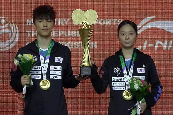 한국 탁구의 기대주인 김가온(한국거래소)-박가현(대한항공) 조가 1일 우즈베키스탄 타슈켄트에서 열린 제29회 아시아 청소년선수권대회 U-19 혼합복식 결승에서 최지욱(대광고)-유예린(포스코인터내셔널) 조에 3 대 2(3-11 13-15 11-4 11-6 11-3) 역전승을 거두며 우승을 차지했다. 사진은 트로피를 들고 기념 촬영하는 김가온(왼쪽)과 박가현. 대한탁구협회