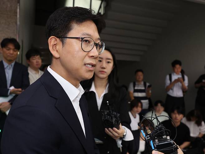 배경훈 과학기술정보통신부 장관 후보자가 24일 서울 종로구 광화문우체국에 마련된 인사청문회 준비 사무실로 출근하며 취재진의 질문에 답하고 있다. 연합뉴스