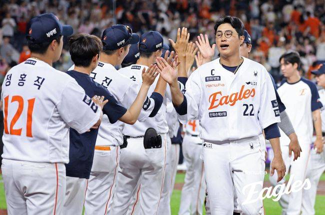 한화 채은성이 1일 대전 NC전 승리 후 하이파이브를 하고 있다. /한화 이글스 제공