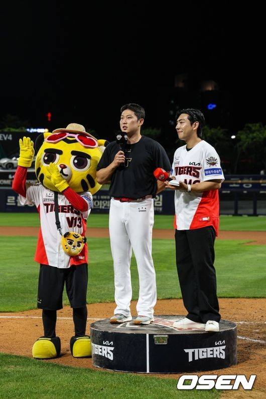 수훈선수로 뽑혀 단상에 오른 김건국./KIA 타이거즈 제공