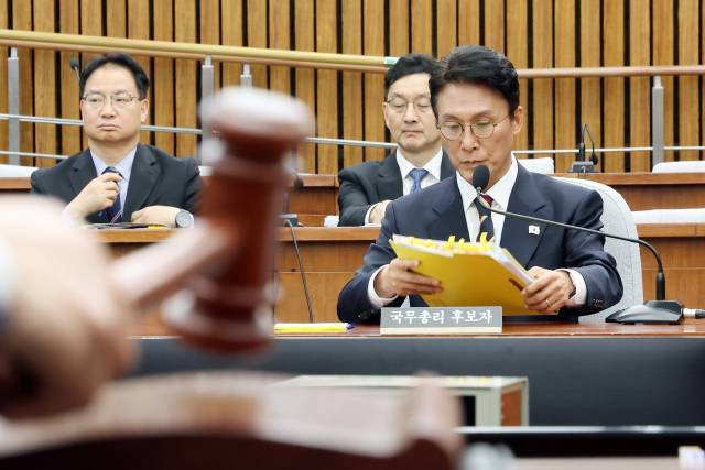 ▲김민석 국무총리 후보자가 지난달 25일 서울 국회에서 이틀째 열린 인사청문회에서 정회가 선포되자 자료를 정리하고 있다. ⓒ연합뉴스