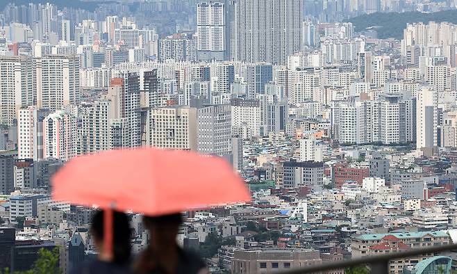 1일 서울 남산에서 아파트 단지가 내려다 보이고 있다. 뉴시스