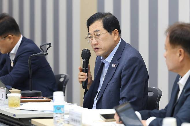 주낙영 경주시장이 읍면동장 회의를 주재하며 여름철 폭염 대응과 복지 사각지대 해소 방안에 대해 강조하고 있다. 경주시 제공