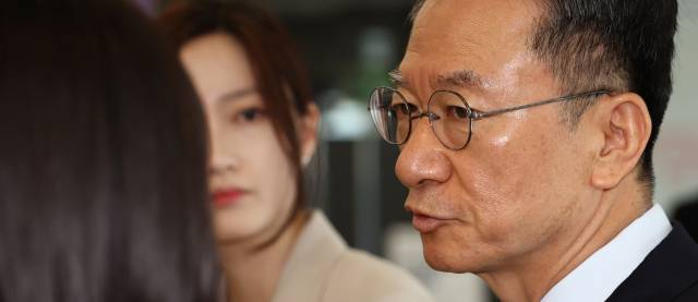정성호 법무부 장관 후보자가 1일 인사청문회 준비 사무실로 출근하며 취재진의 질문에 답하고 있다. 연합뉴스