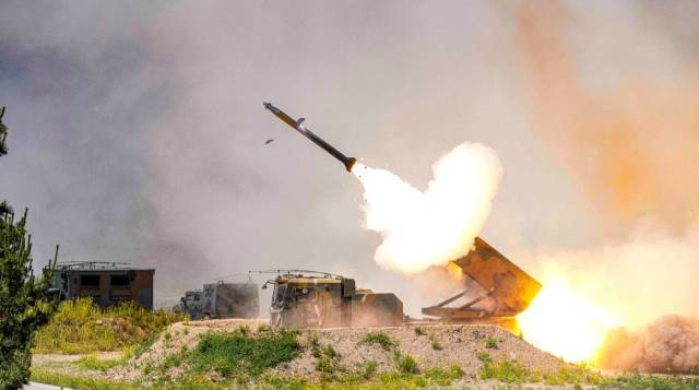 서북도서방위사령부 예하 해병대 제6여단이 지난 2024년 6월 26일 백령도에서 ‘천무’ 사격 훈련을 실시하고 있다. 실사격 훈련은 6년10개월 만에 재개한 것이다. 사진 제공=해병대사령부