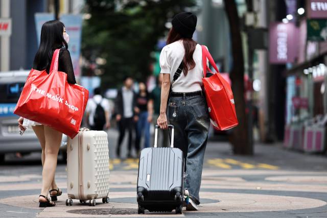 지난달 26일 서울 명동거리 모습. 연합뉴스.
