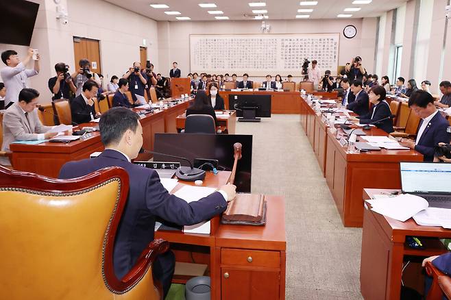 2일 국회 법제사법위원회 법안심사제1소위원회에서 더불어민주당 소속 김용민 소위원장이 상법 일부개정법률안 등 안건을 상정하며 의사봉을 두드리고 있다. ⓒ연합뉴스