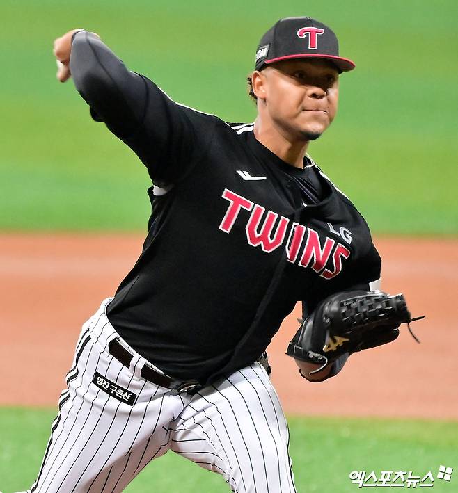 LG 트윈스 외국인 투수 엘리에이저 에르난데스가 지난 1일 부산 사직야구장에서 열린 2025 신한 SOL Bank KBO리그 롯데 자이언츠와의 팀 간 6차전에 선발등판, 4이닝 1실점을 기록했다. 사진 엑스포츠뉴스 DB