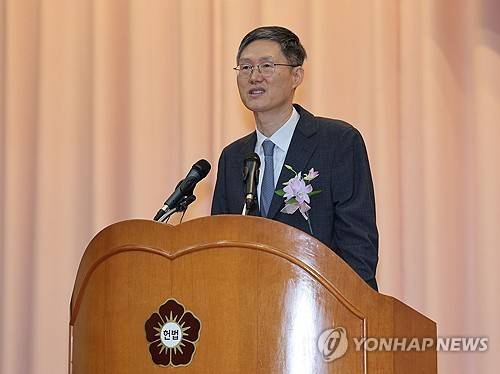 퇴임사 하는 문형배 헌재소장 권한대행 (서울=연합뉴스) 김인철 기자 = 문형배 헌법재판소장 권한대행이 지난 4월 18일 서울 종로구 헌법재판소에서 열린 퇴임식에서 퇴임사를 하고 있다. 2025.7.2